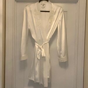 Elegant White Lace Trim Robe